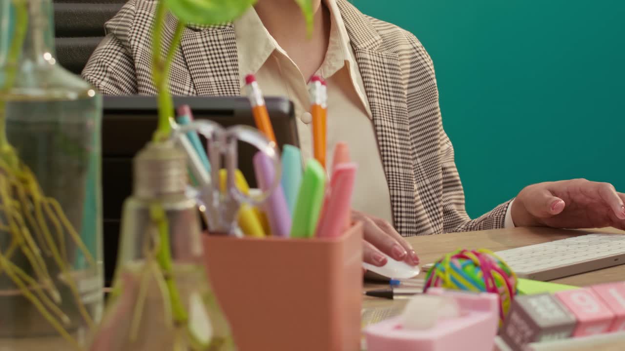 Woman Preparing to Take Notes - Free Stock Video