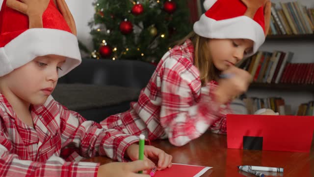Kids Making Christmas Drawings .