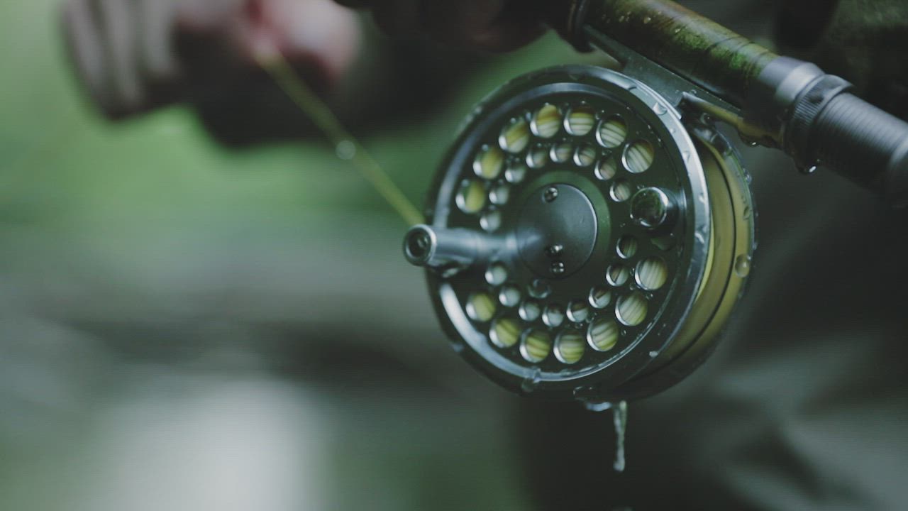 Fishing line spinning and splashing water drops - Free Stock Video