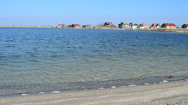 Houses next to the sea.