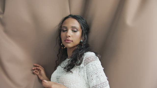 Beautiful jewellery model posing on neutral background.