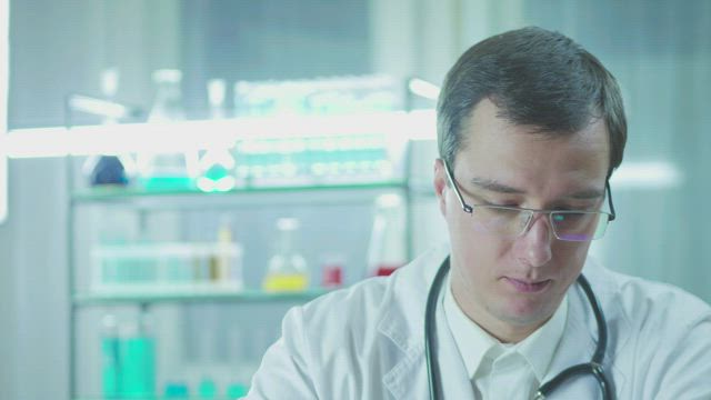 A doctor takes off the gloves.
