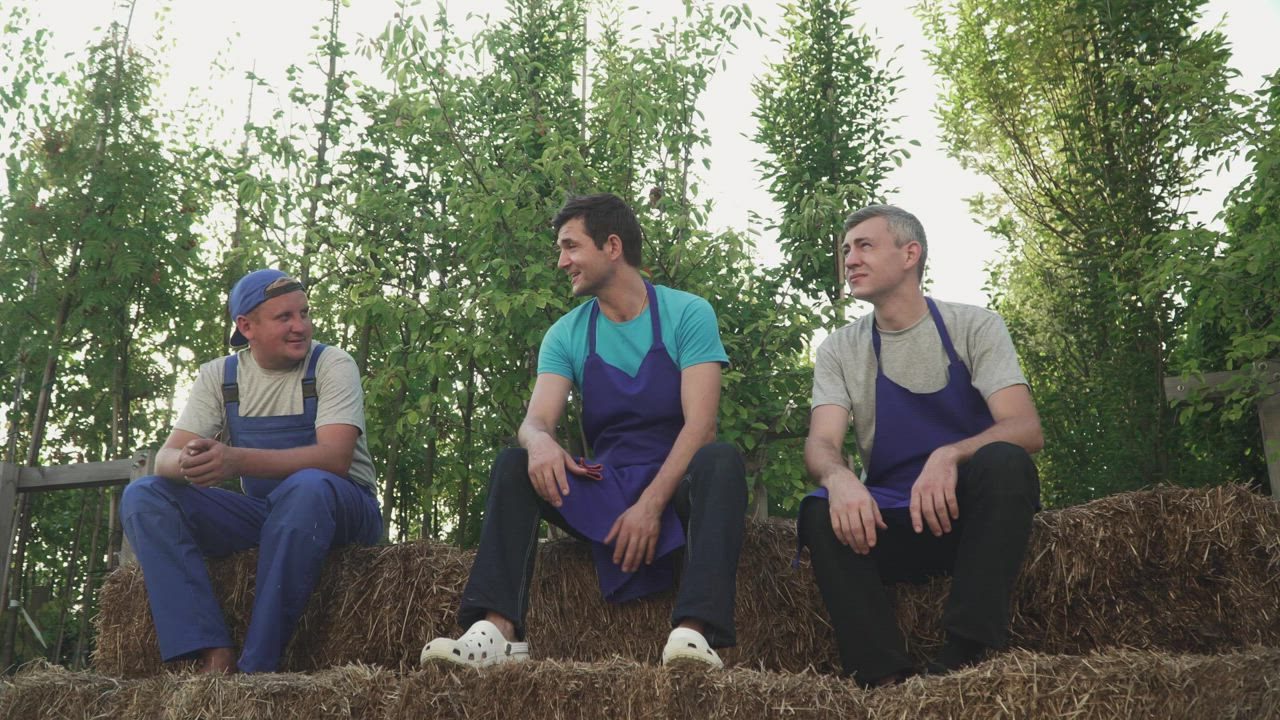 Farming workers taking a break - Free Stock Video