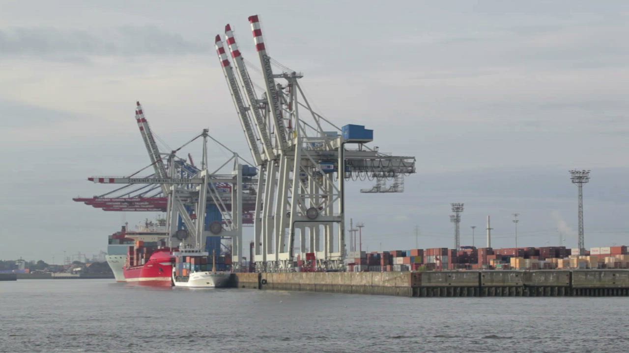 Cargo being unloaded from a ship - Free Stock Video