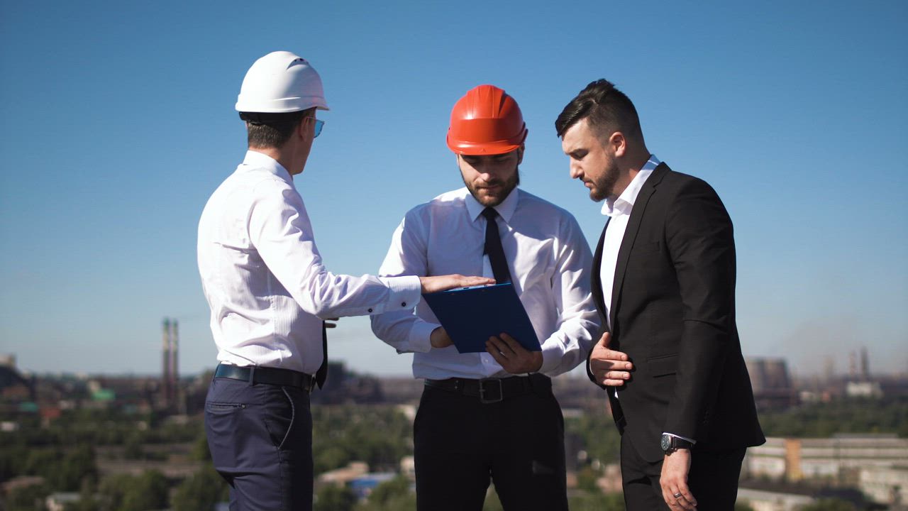 Businessman talking with engineers - Free Stock Video