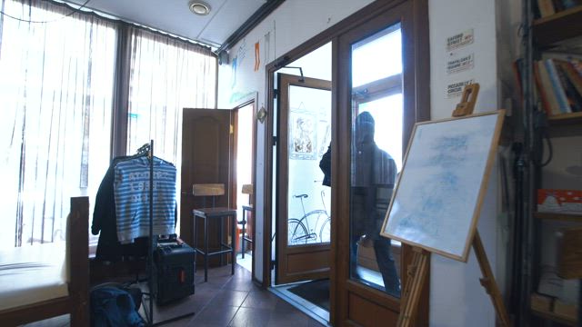 Two thiefs robbing a shop.