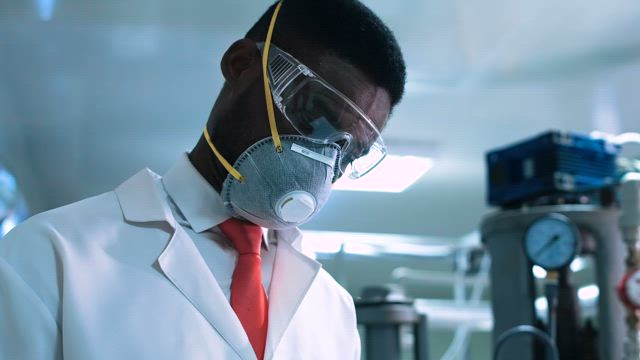 Scientist with a facemask in the lab.