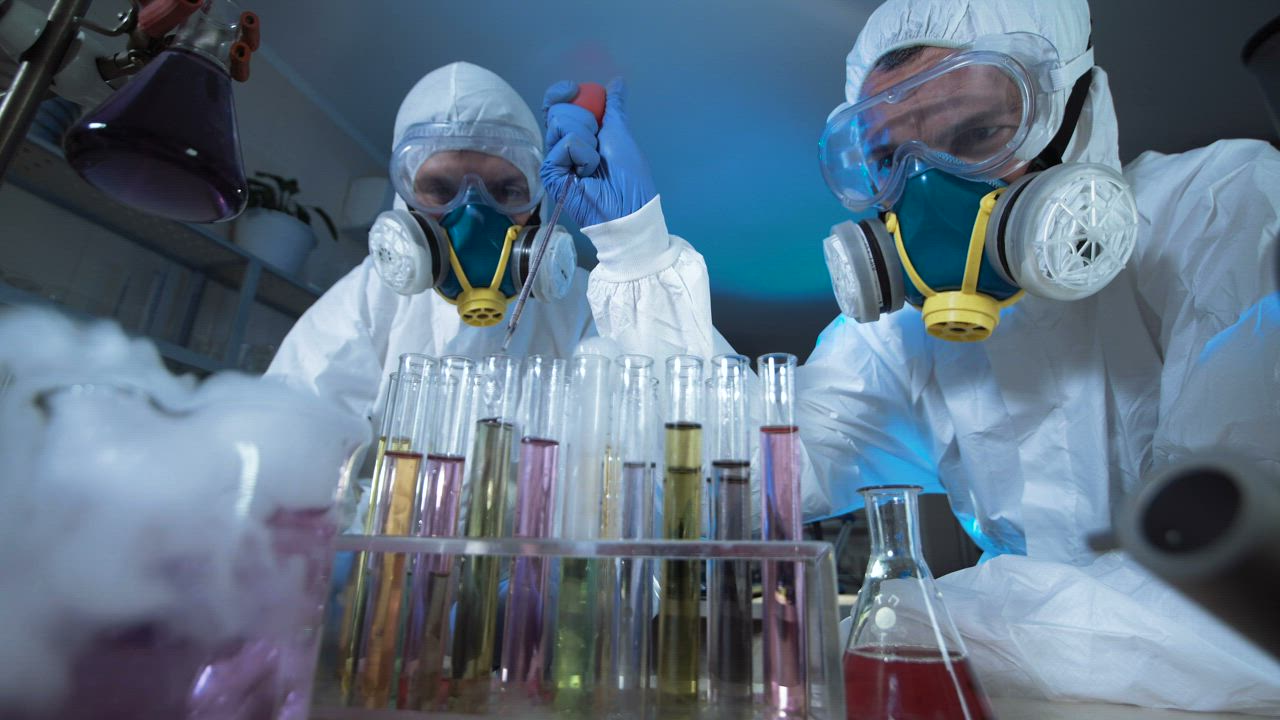 Scientists with facemasks experimenting in the lab - Free Stock Video