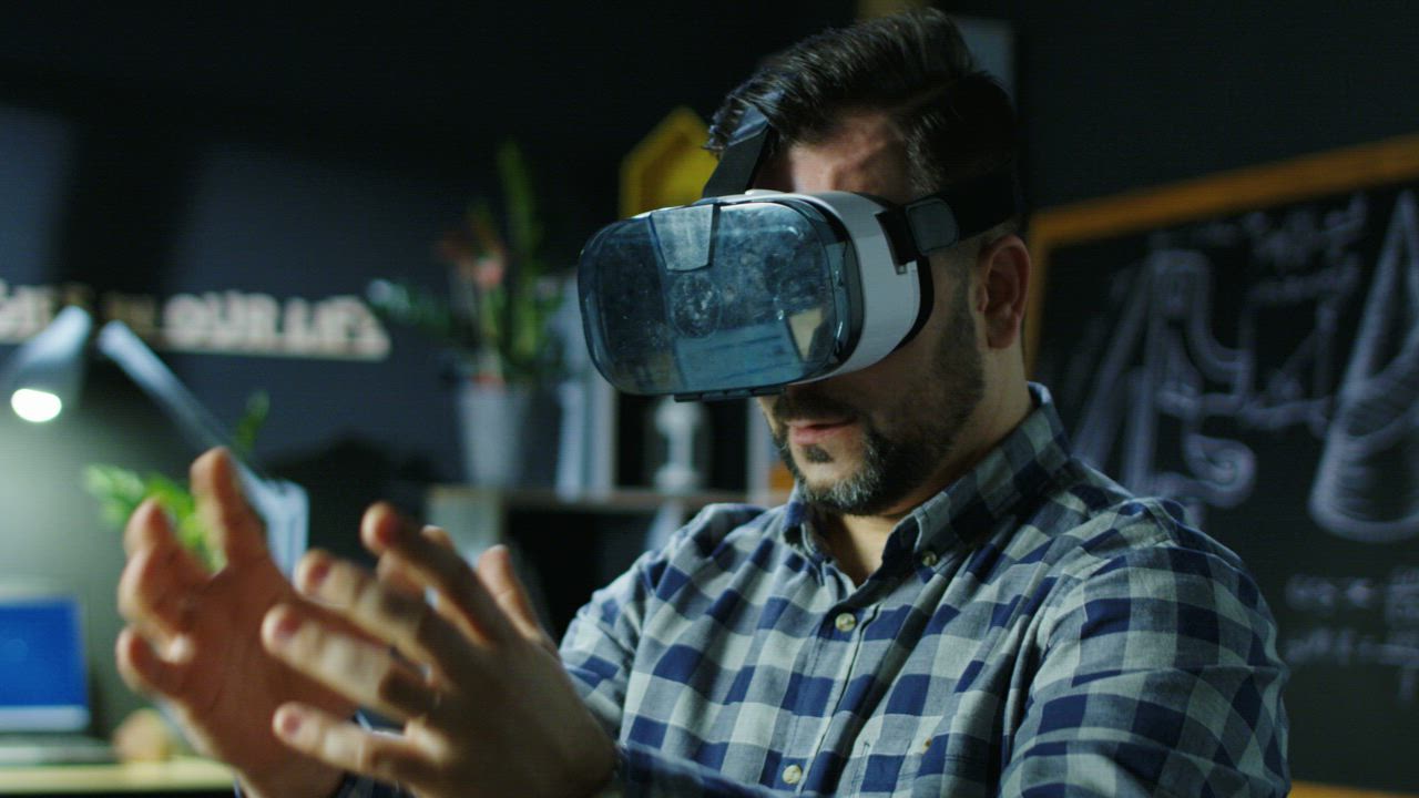 Man exploring virtual reality - Free Stock Video