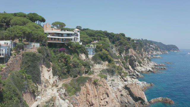 Houses over the cliffs.