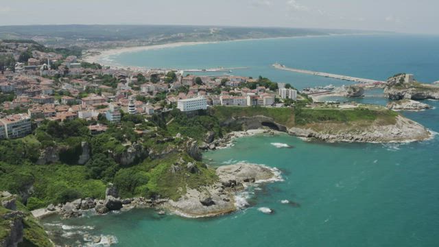 Beautiful coastal region with houses along the top.
