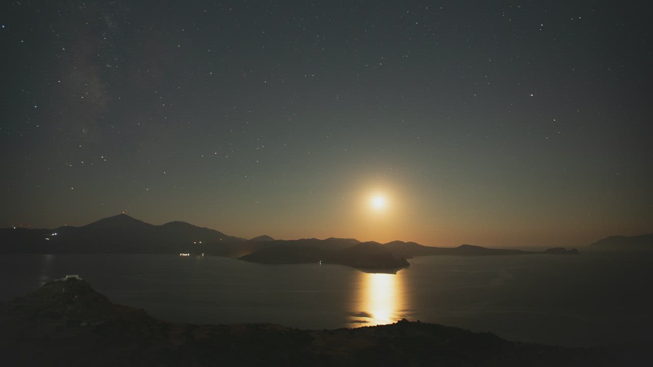 The milky way revealing itself in the night sky - Free Stock Video