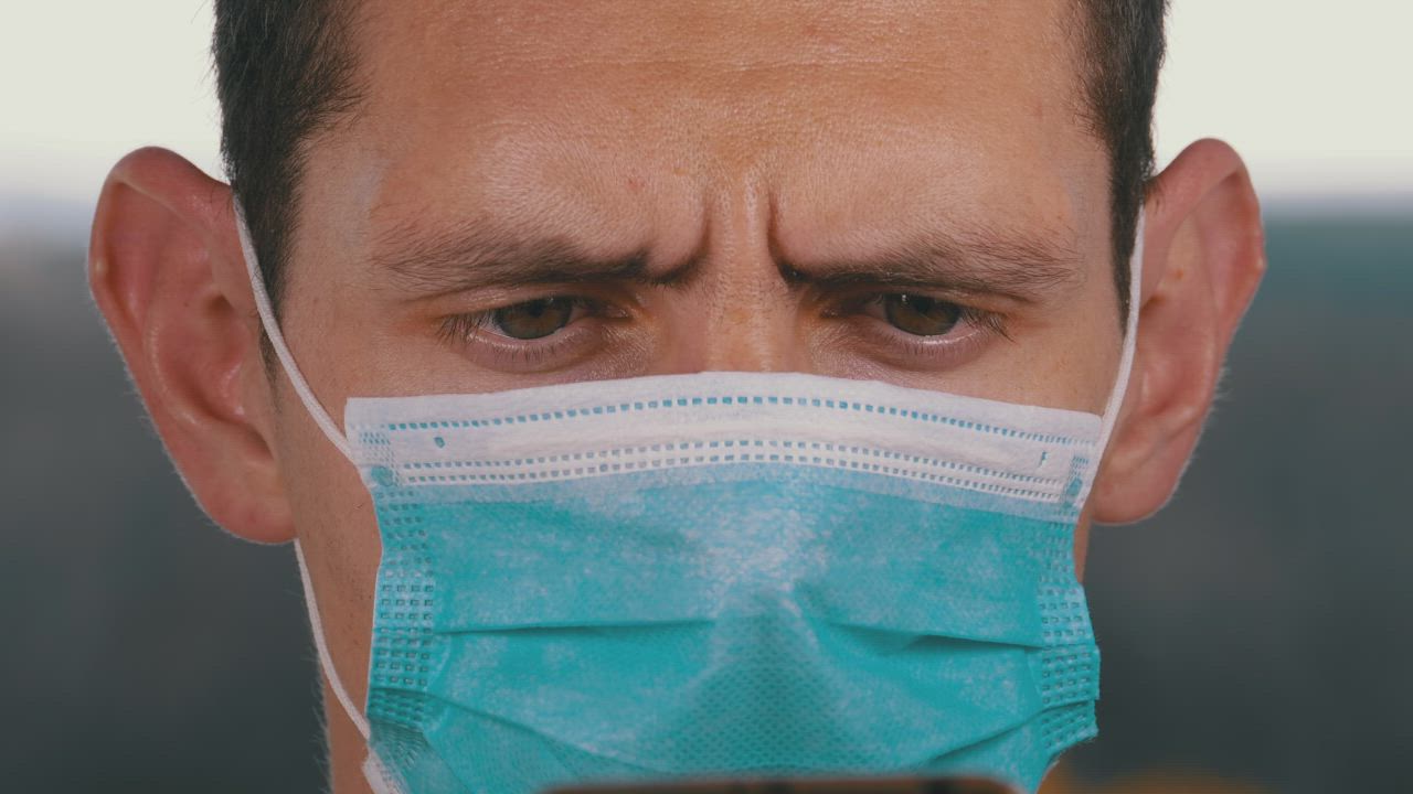 Man with medical face mask - Free Stock Video
