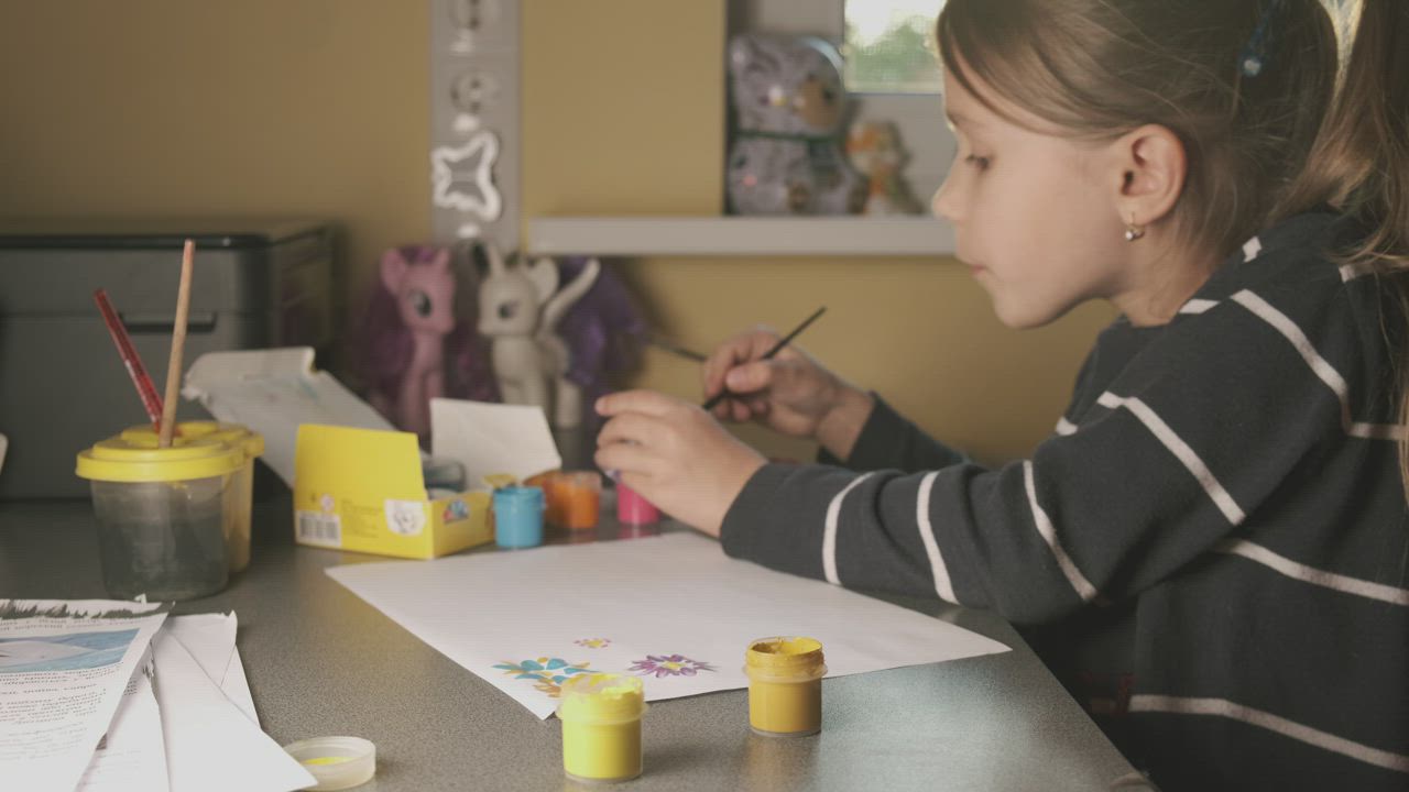 Little girl painting on a sheet at home - Free Stock Video