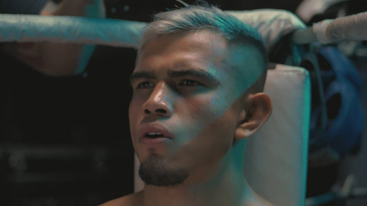 Wetting a boxer between rounds - Free Stock Video