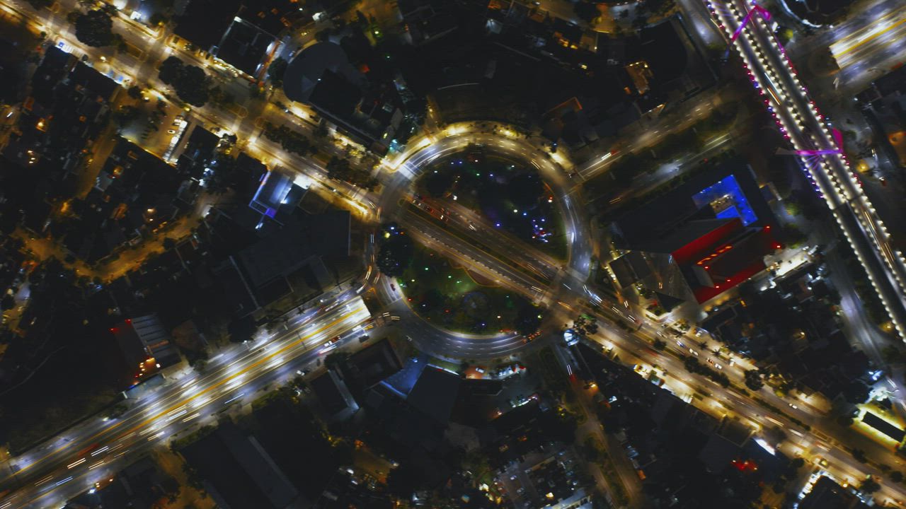 Traffic of a roundabout during one night - Free Stock Video