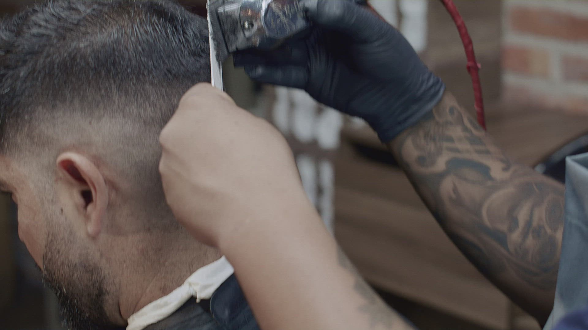 Corte de cabelo em execução na cadeira