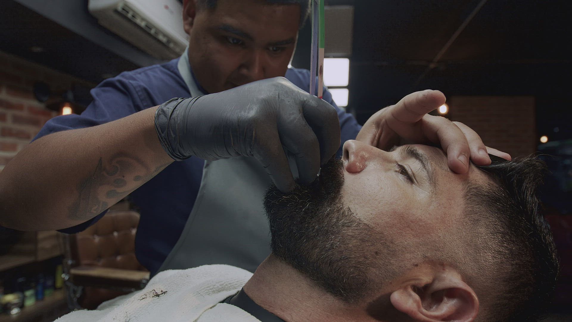 Barbeiro desenhando a barba com máquina