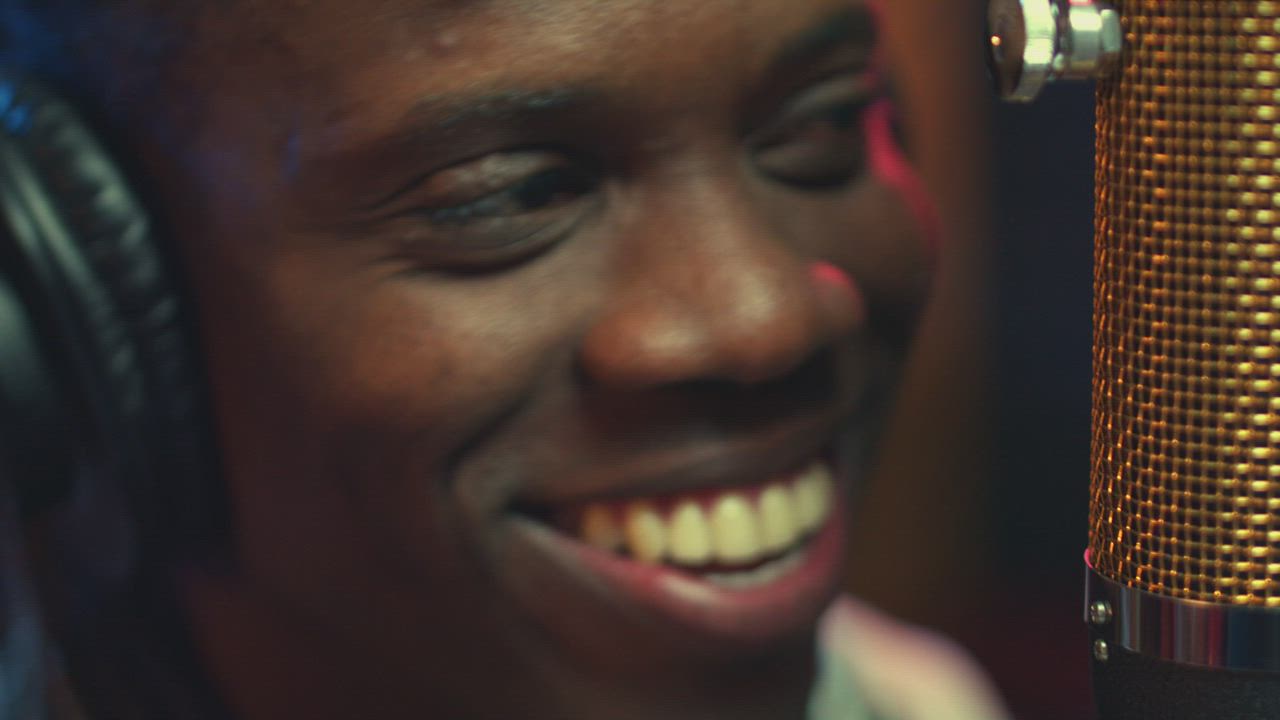 Face of a man talking on a podcast - Free Stock Video