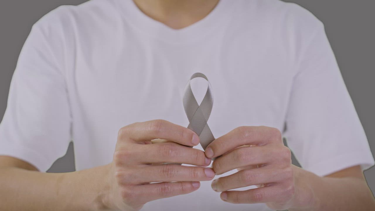 Sign of support against brain cancer with a gray ribbon - Free Stock Video