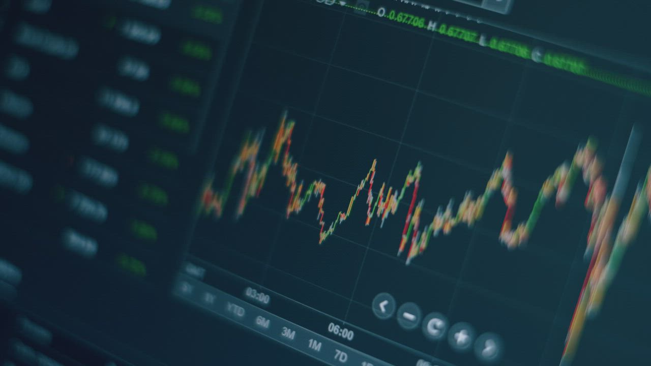Online graphs of cryptocurrency - Free Stock Video