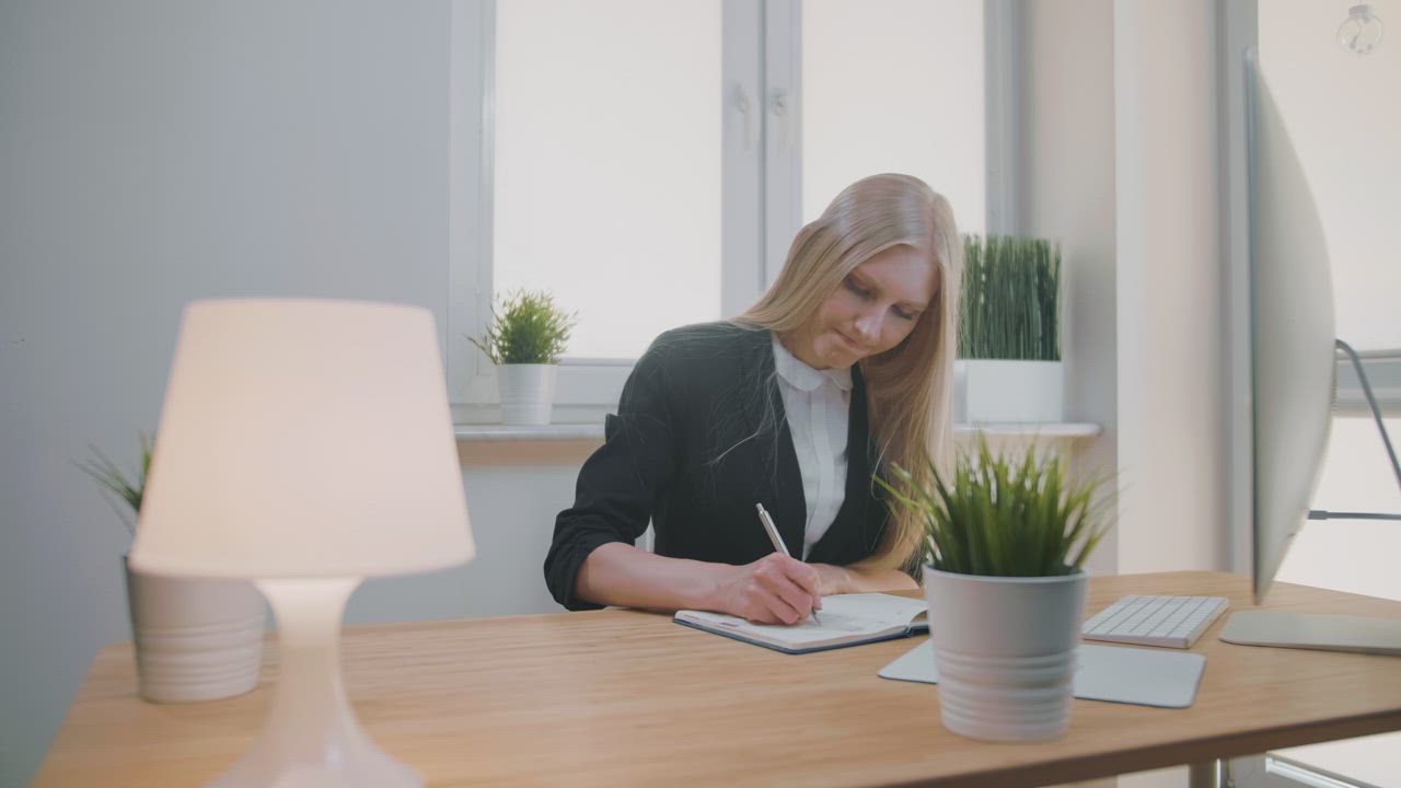 Receptionist working at a front desk in an office - Free Stock Video