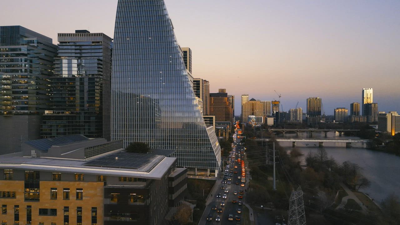 Great metropolis with river in an aerial tour - Free Stock Video