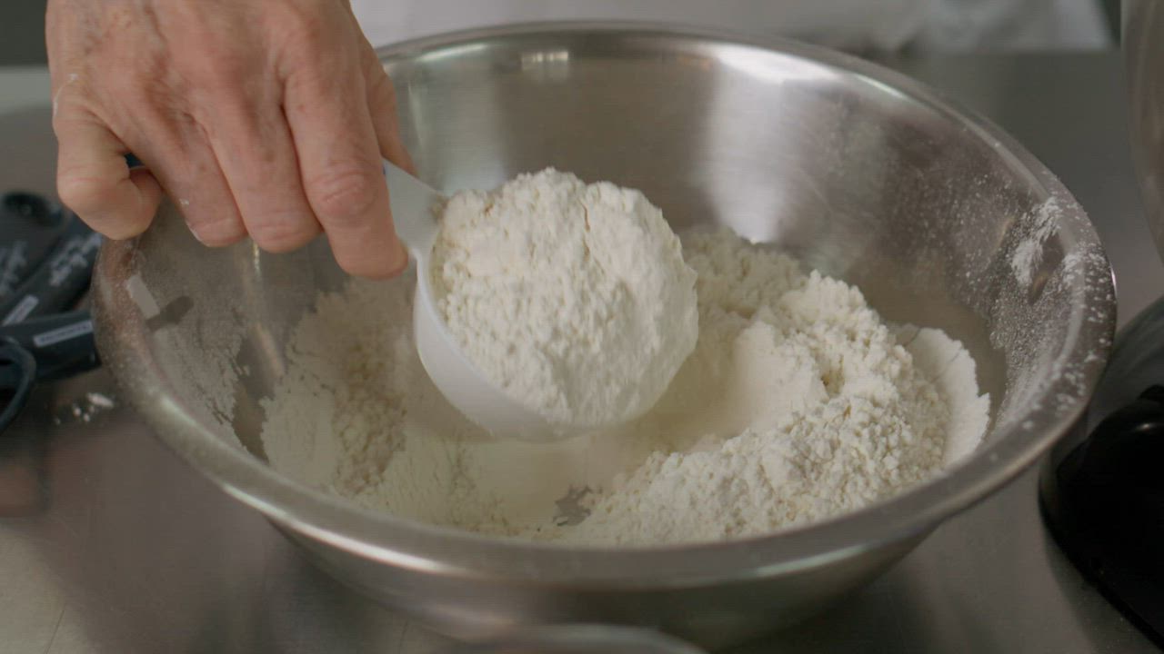 Pastry chef adding ingredients to a blender - Free Stock Video