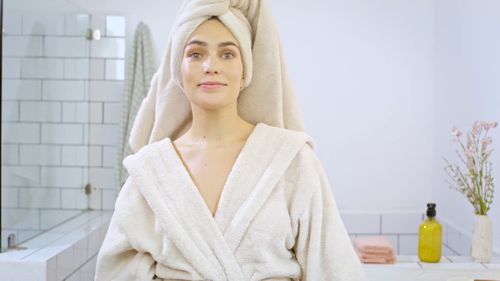 Ritual de skincare diante do espelho