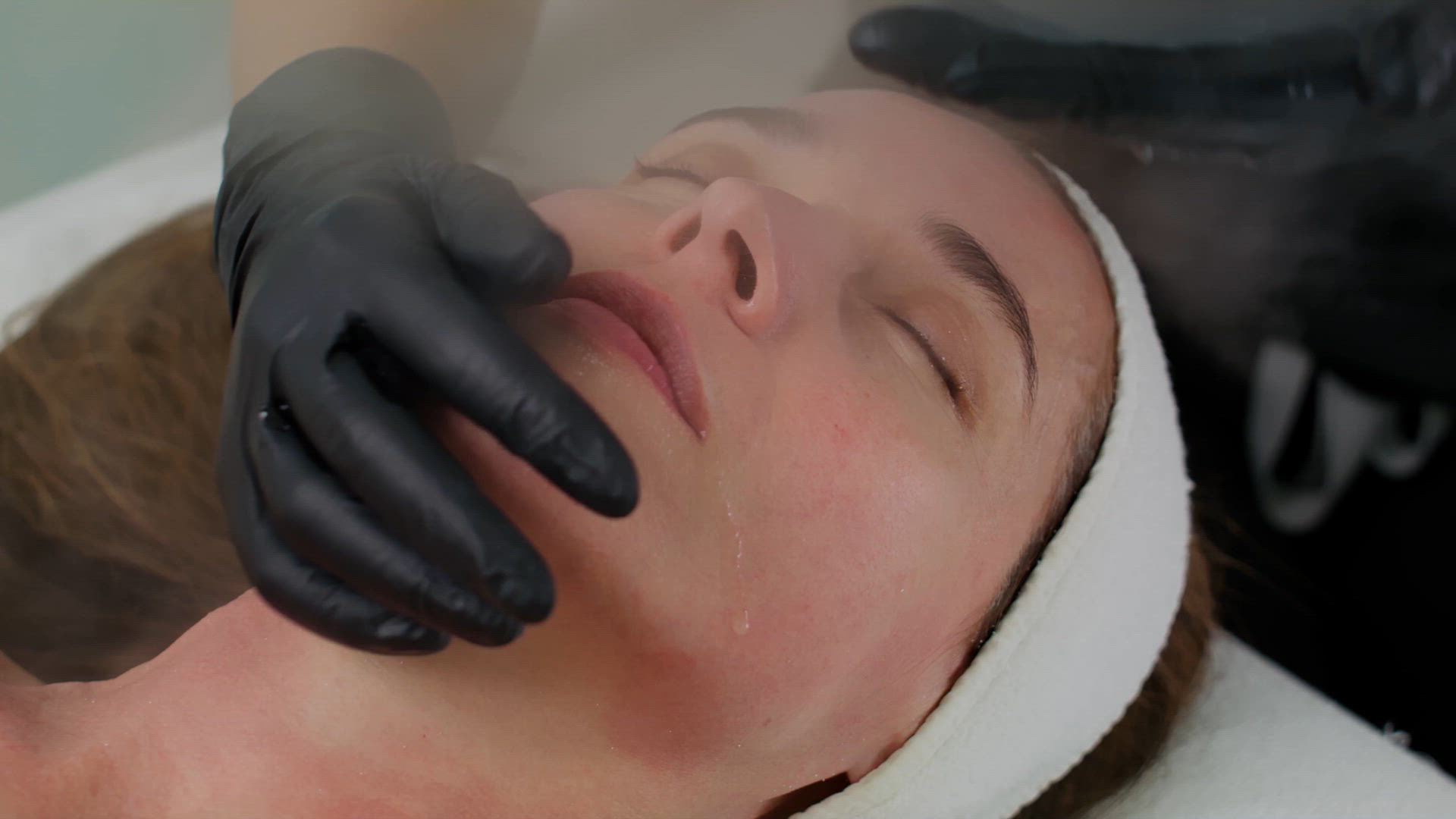 Massagem facial em andamento