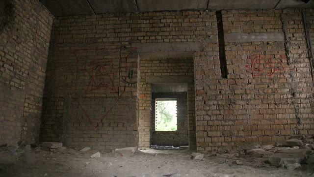 Soldiers clearing a room.