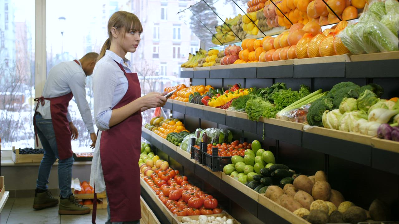Store worker using a tablet - Free Stock Video