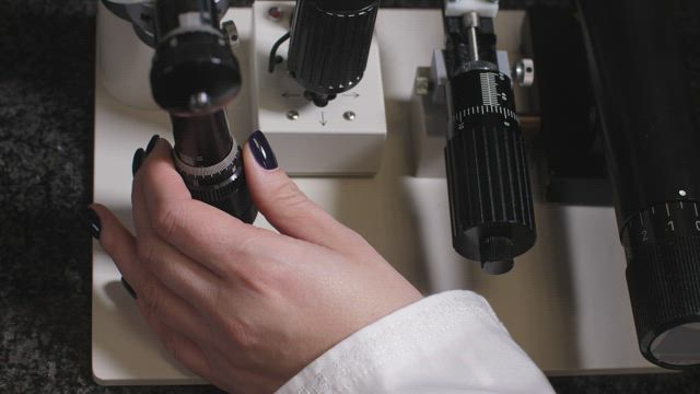 Researcher using a microscope zoom.